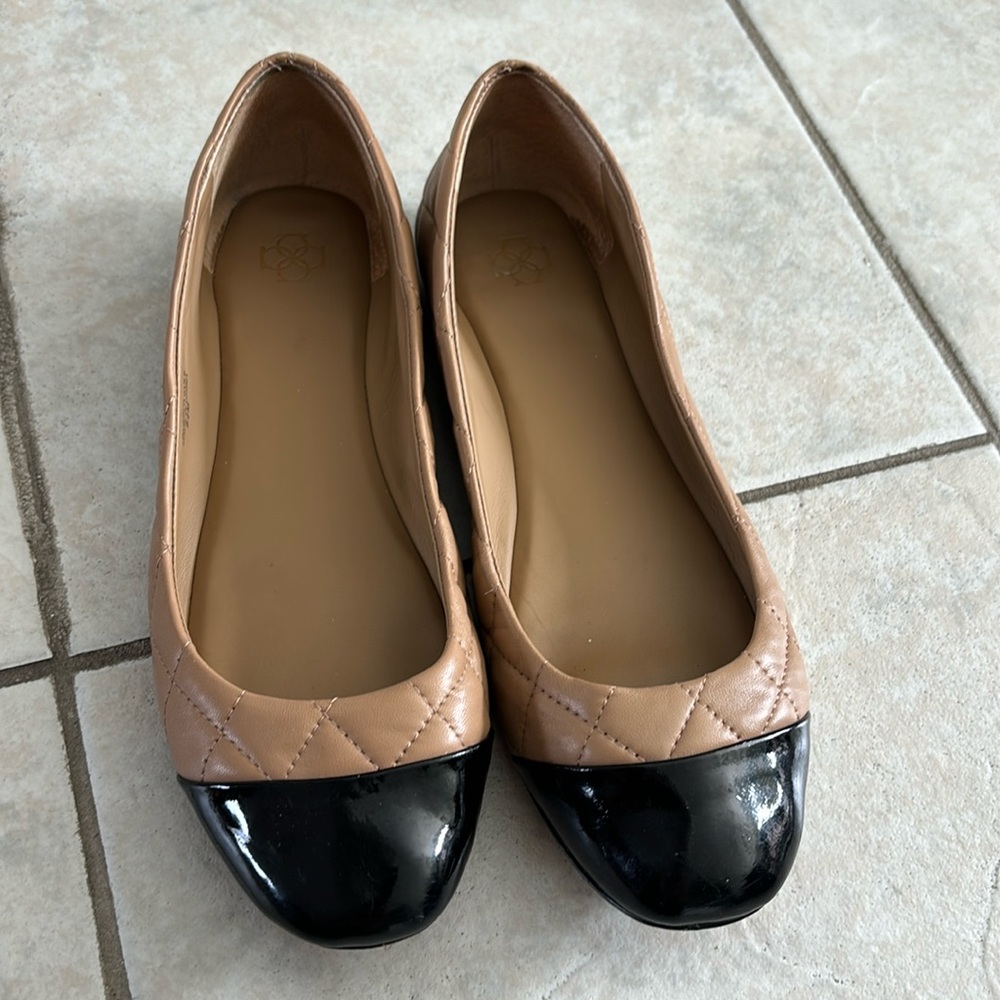 Tan and black cap toe quilted flat